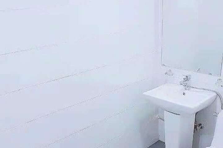 Room 6 of 8