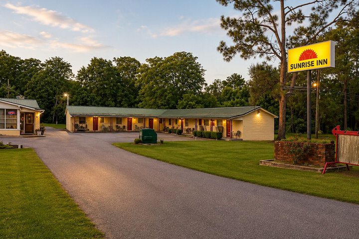 Exterior of Sunrise Inn Cordele GA Near I 75