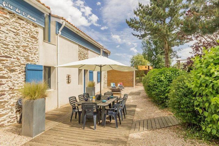 Ancien Bâtiment de Ferme Rénové entre Nantes et Pornic avec Jardin et Activités - FR-1-306-1028