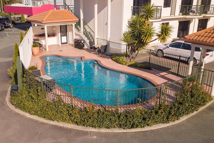 Pool 32 of 37