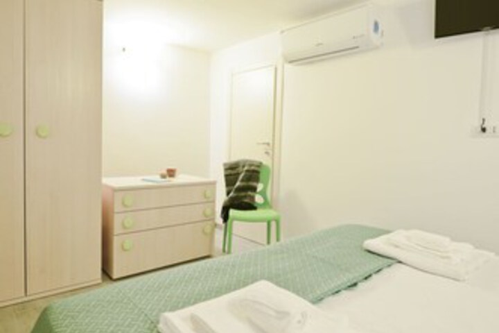 Room 6 of 18