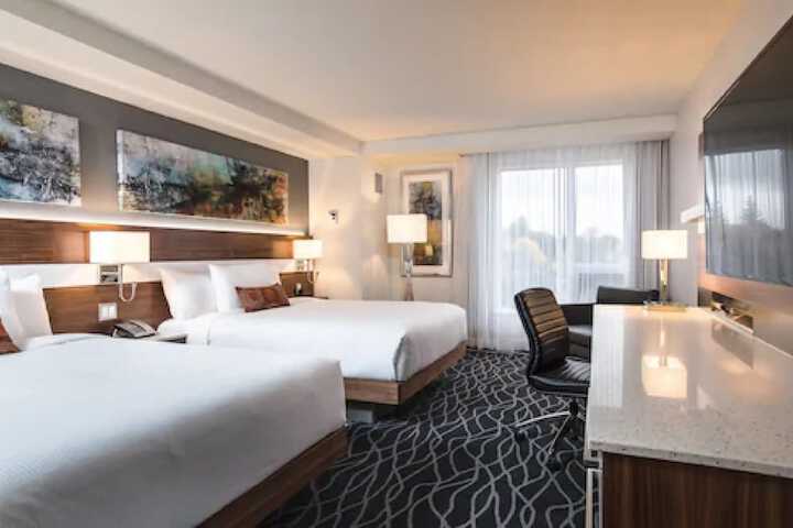1 Queen Bed (1 of 3)