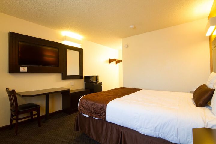 1 Queen Bed (11 of 14)