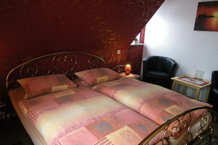 Room 5 of 11