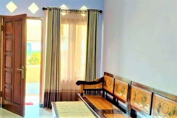 Room 10 of 12
