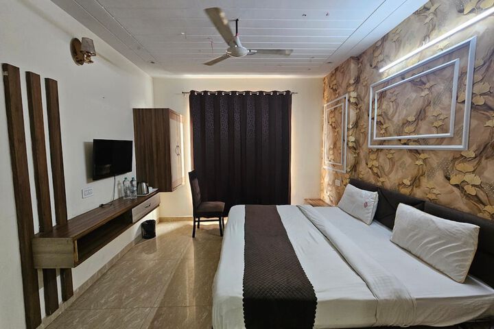 Room 3 of 8