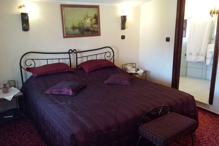 Room 8 of 39