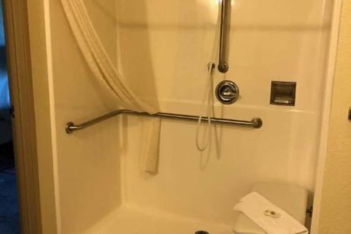 Double Accessible Queen Size Bed (4 of 5)