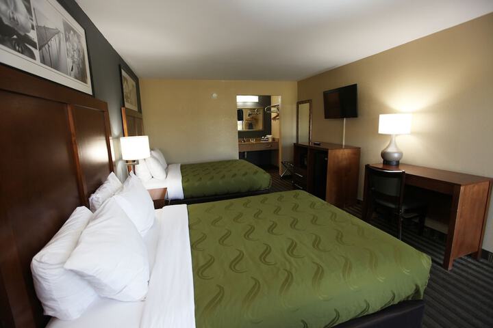 2 Queen Beds (10 of 12)