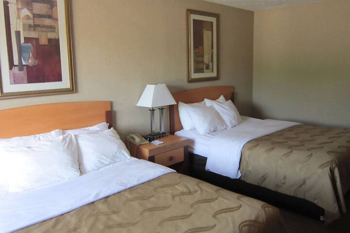 2 Queen Beds (16 of 20)