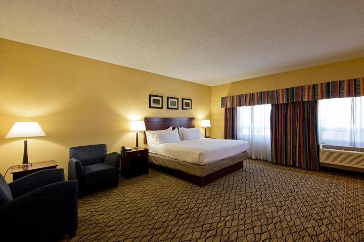 1 King Bed (2 of 11)