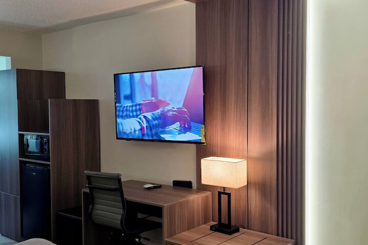 Room 4 of 6
