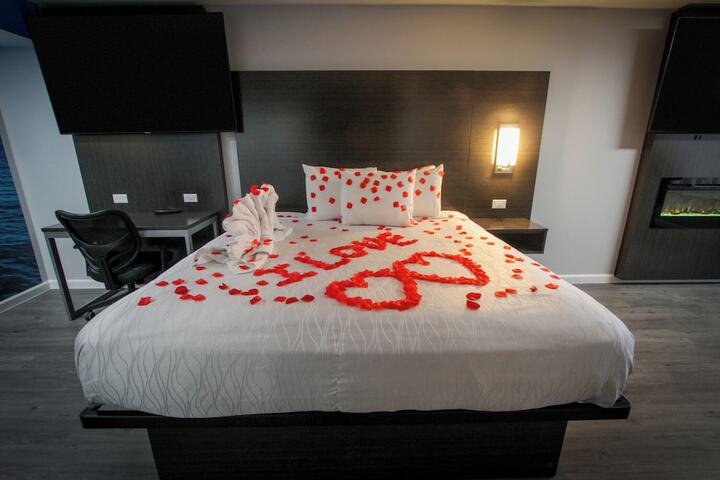 1 King Bed Pet Friendly Accessible (18 of 90)