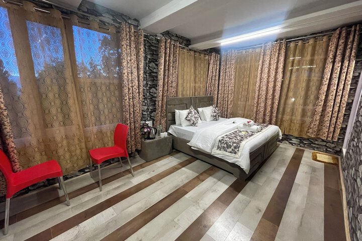 Room 4 of 7