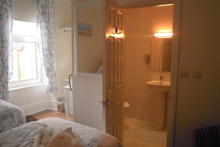 Room 4 of 4