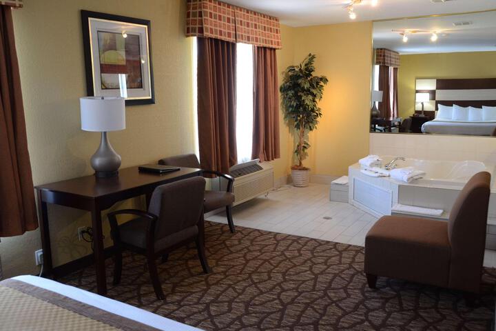 Suite 1 Queen Bed Sofa Bed Microwave and Refrigerator High Speed Internet Accessible Shower Only Full Breakfast (3 of 18)