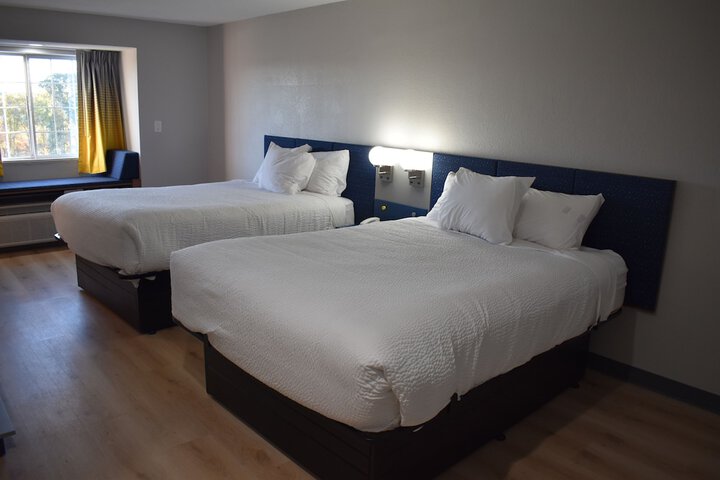 1 Queen Bed Deluxe Accessible Room (21 of 28)