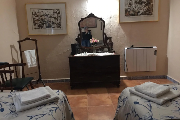 Room 2 of 10