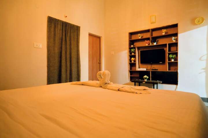 Room 6 of 100