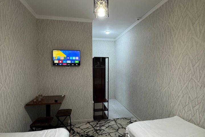 Room 6 of 9