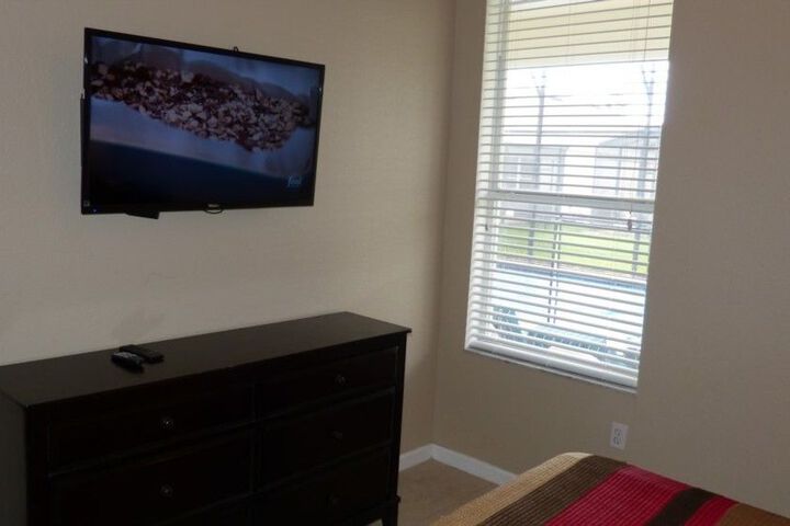 Room 9 of 32