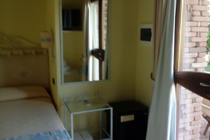 Room 10 of 37