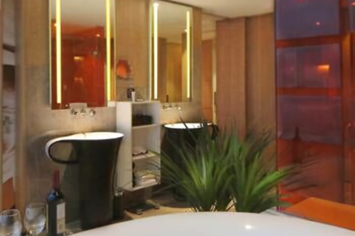Room 7 of 8
