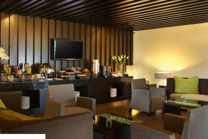 Lounge 37 of 47