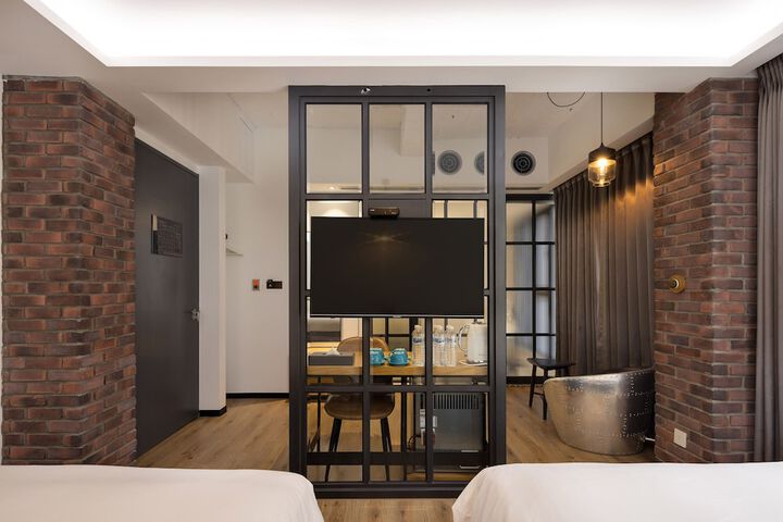 Room 18 of 151