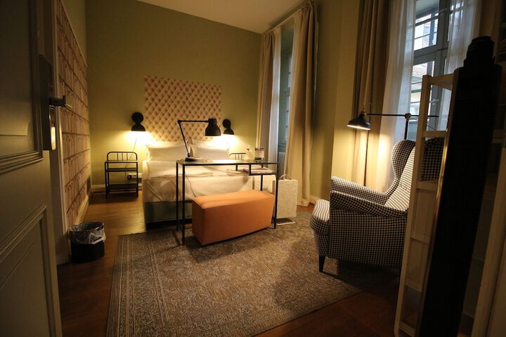 Room 32 of 179
