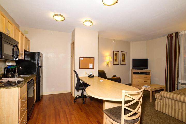 1 Queen Bed Studio Suite (5 of 19)