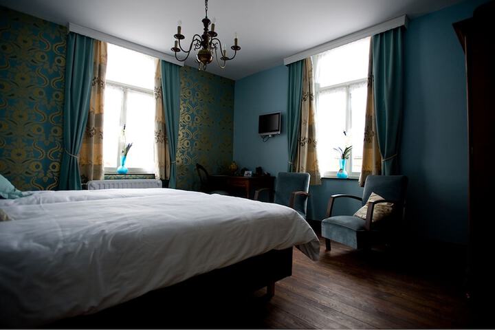 Room 10 of 14