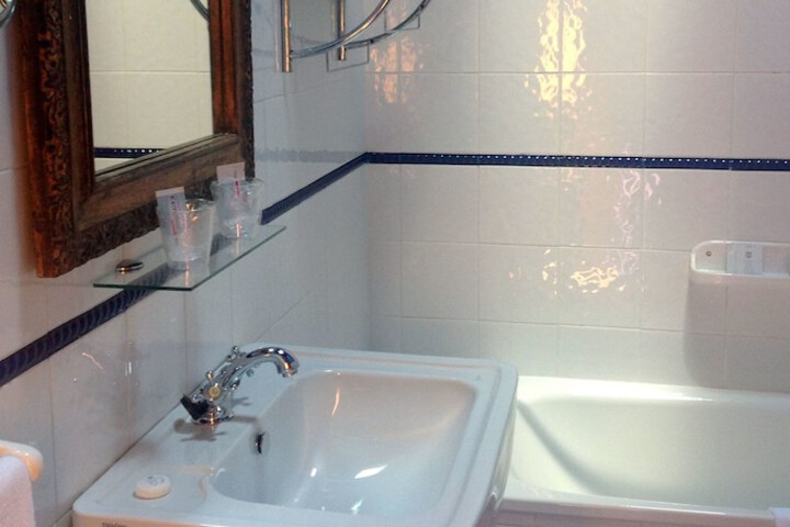 Room 14 of 32