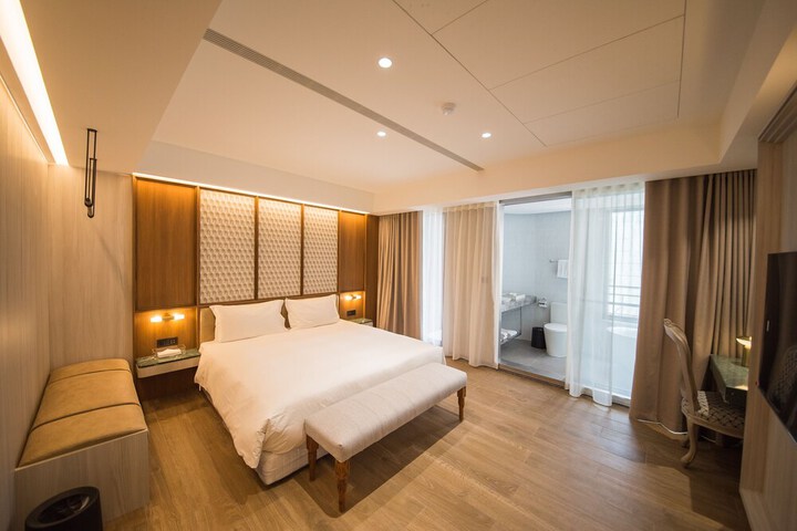 Room 93 of 243