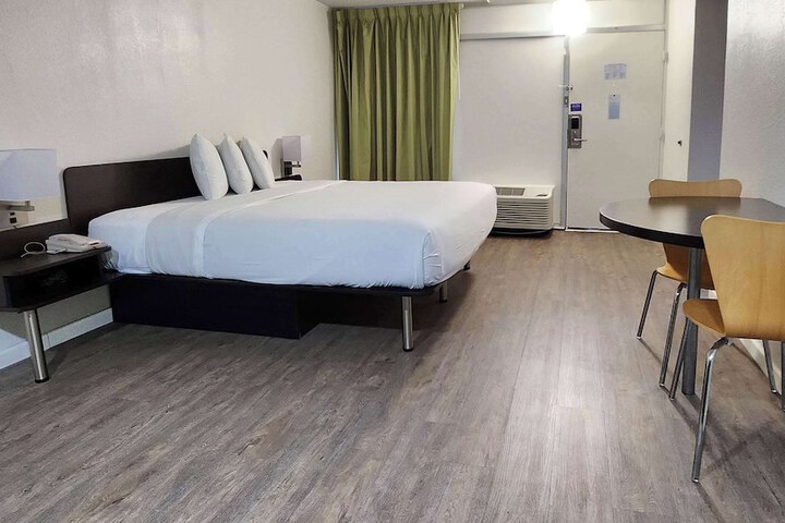 Room 11 of 24