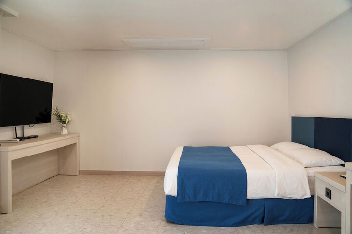 Room 7 of 120