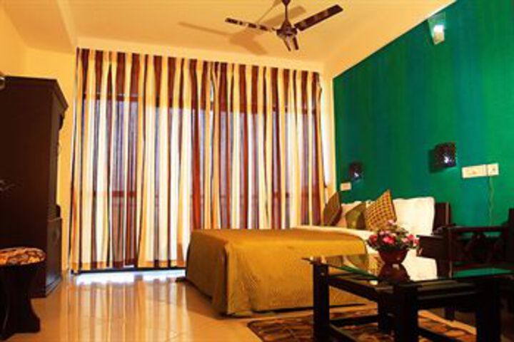 Room 4 of 12
