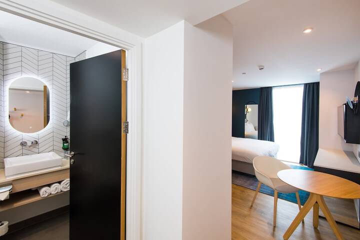 Room 6 of 62