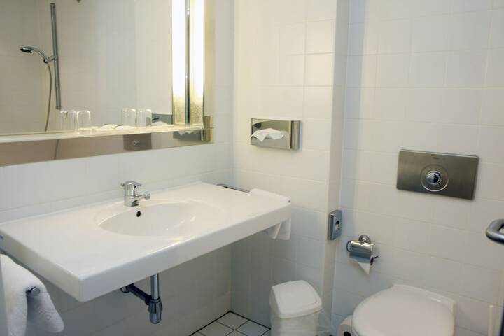 Room 5 of 16