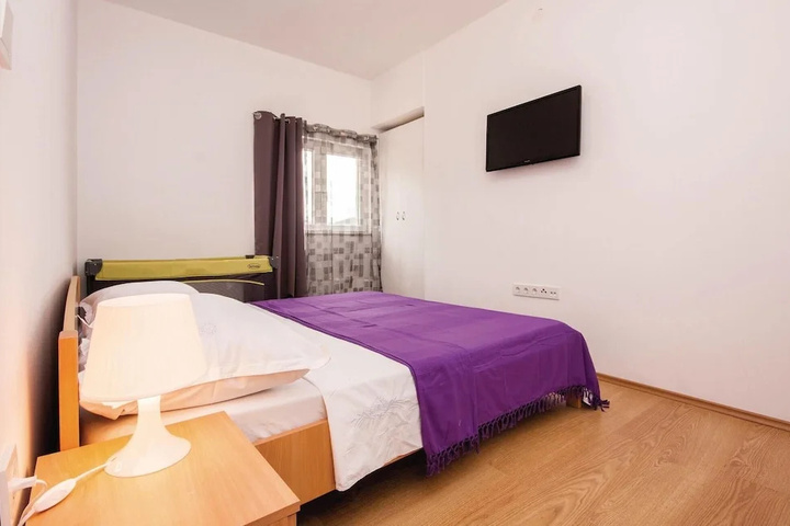 Room 5 of 16