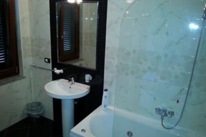 Room 6 of 17