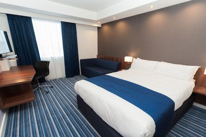 Room 4 of 110