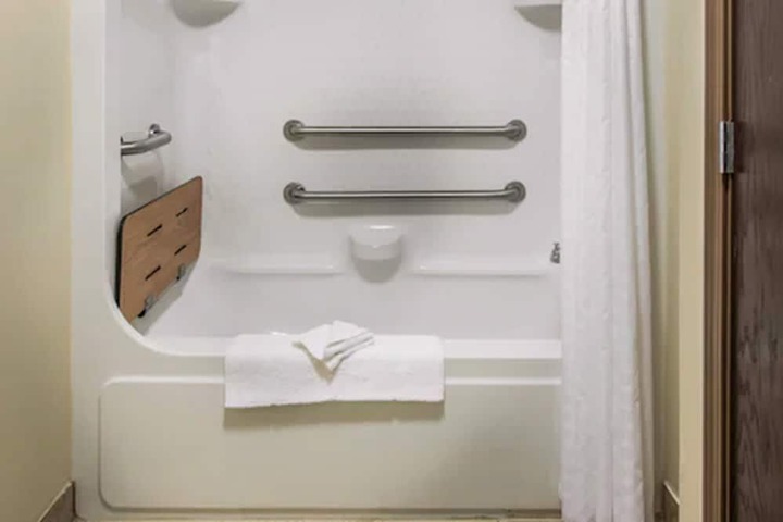 Deep soaking bathtub