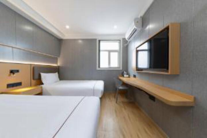 Room 12 of 12