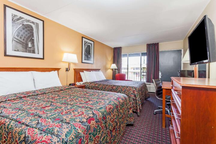 2 Double Beds Accessible Room (3 of 5)