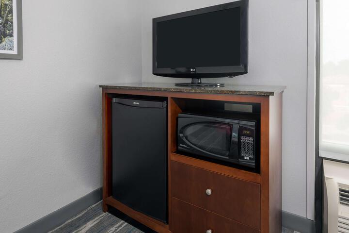 1 King Mobility Accessible with Tub (15 of 21)