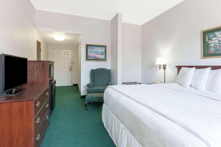 2 Queen Beds Microwave and Refrigerator WiFi Full Breakfast (3 of 8)