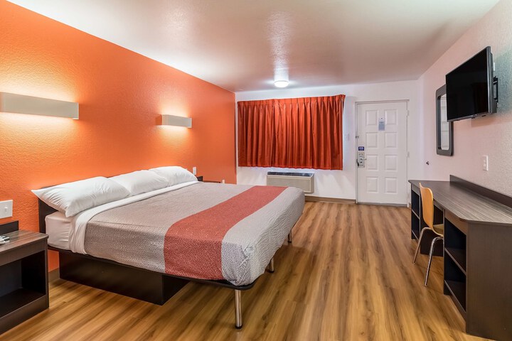 1 King Bed (3 of 10)