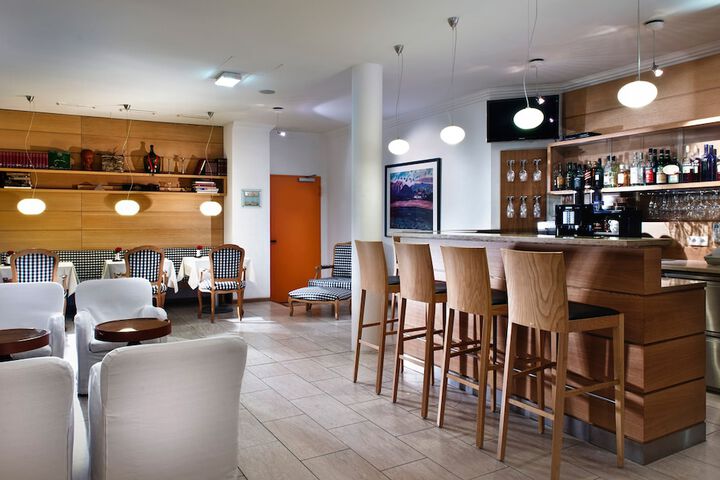 Lounge 16 of 27