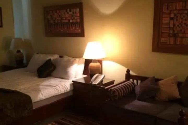 Room 4 of 7